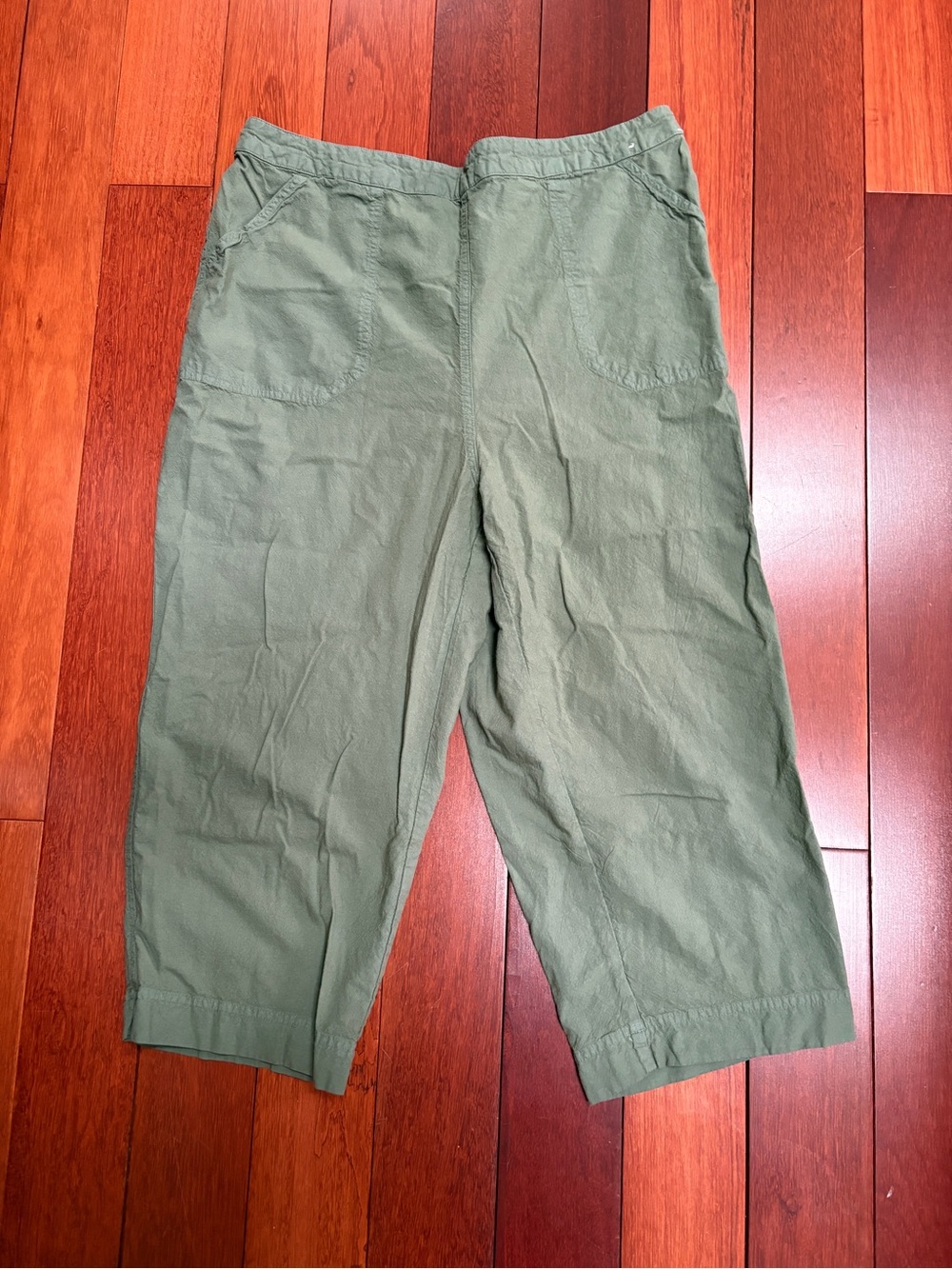 Ladies Olive Green Casual Capris